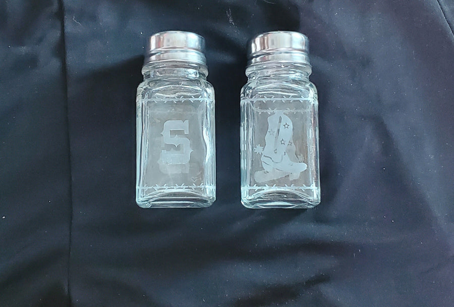 Salt and pepper set shakers